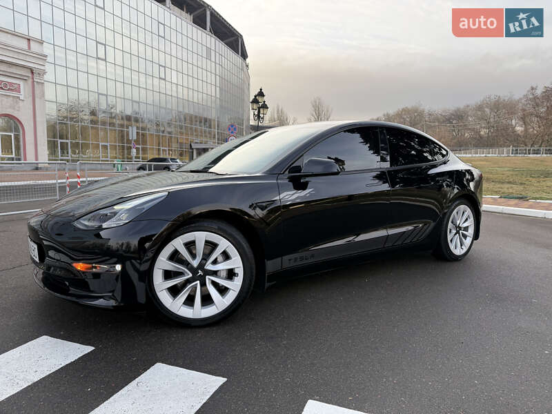 Седан Tesla Model 3 2022 в 