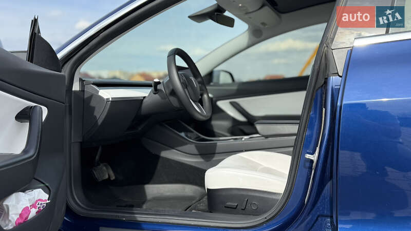 Седан Tesla Model 3 2019 в Черновцах