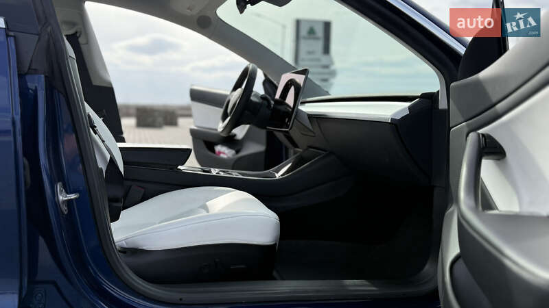Седан Tesla Model 3 2019 в Черновцах