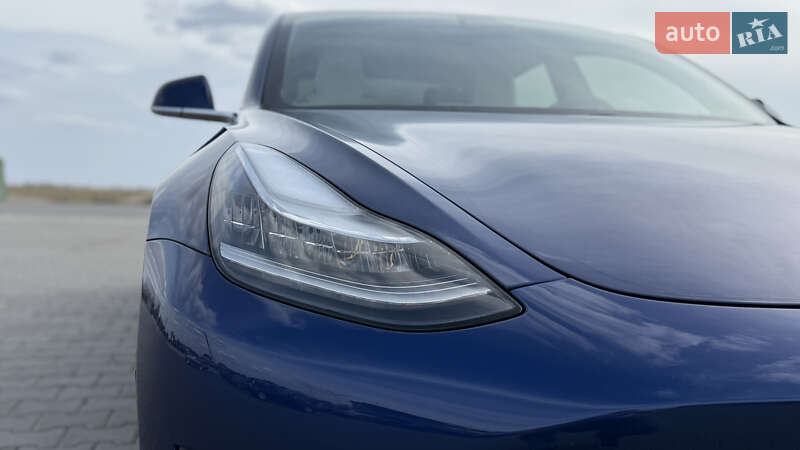Седан Tesla Model 3 2019 в Черновцах
