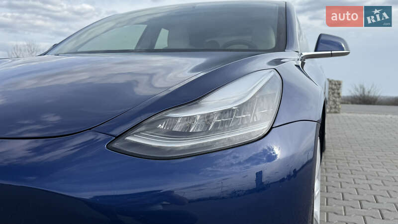 Седан Tesla Model 3 2019 в Черновцах