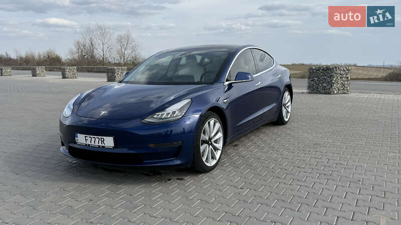 Седан Tesla Model 3 2019 в Черновцах