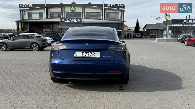 Седан Tesla Model 3 2019 в Черновцах