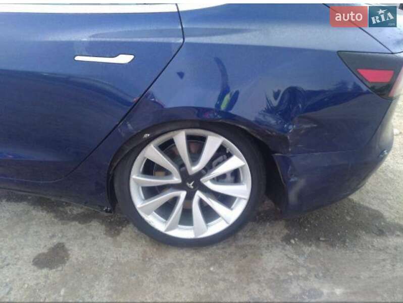 Седан Tesla Model 3 2019 в Черновцах