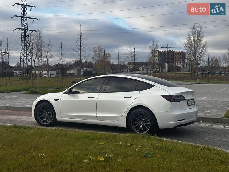 Седан Tesla Model 3 2022 в Киеве