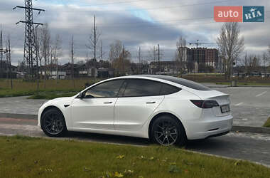 Седан Tesla Model 3 2022 в 