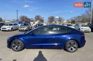 Седан Tesla Model 3 2022 в 