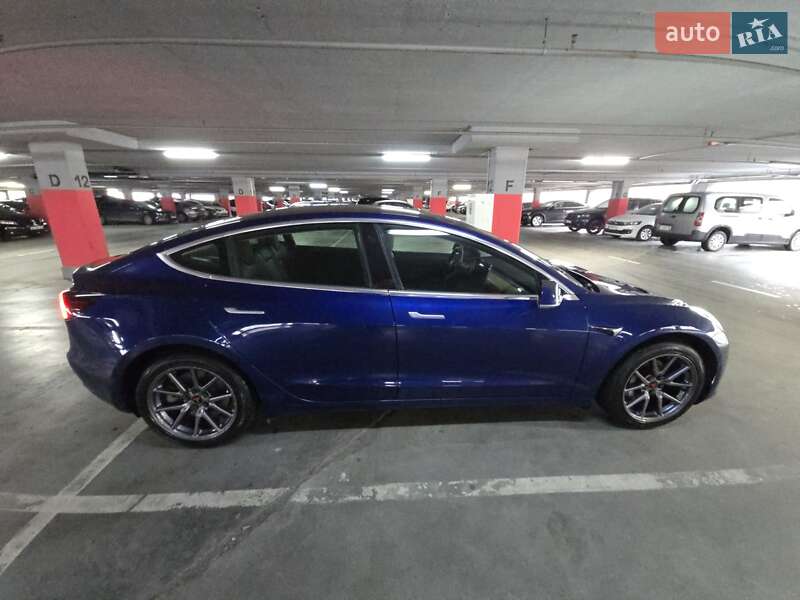 Седан Tesla Model 3 2020 в Львове
