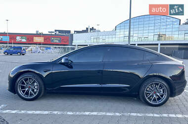 Седан Tesla Model 3 2022 в 