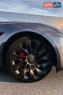 Седан Tesla Model 3 2019 в Чернівцях