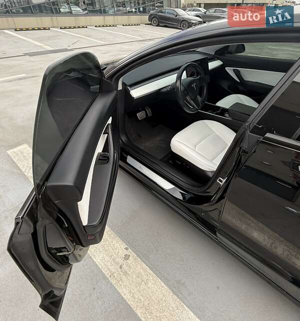 Седан Tesla Model 3 2019 в Киеве