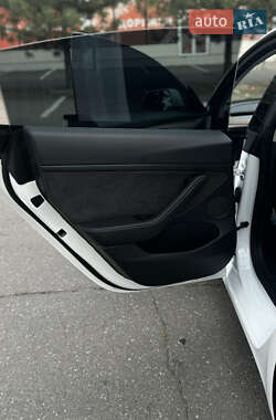 Седан Tesla Model 3 2021 в 