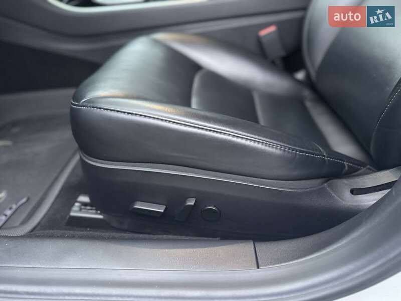 Седан Tesla Model 3 2019 в Тернополі