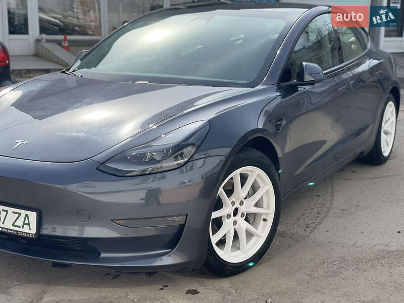 Седан Tesla Model 3 2021 в 
