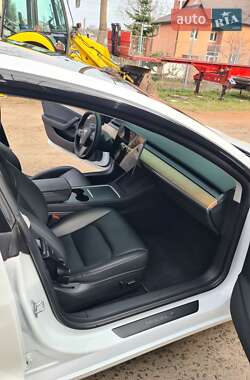 Седан Tesla Model 3 2022 в 