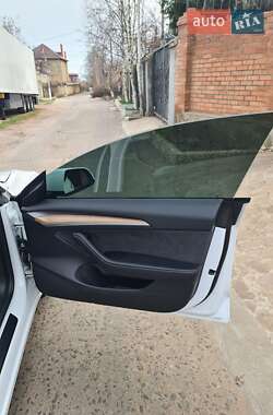 Седан Tesla Model 3 2022 в 