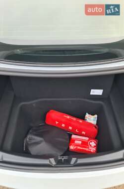 Седан Tesla Model 3 2022 в 