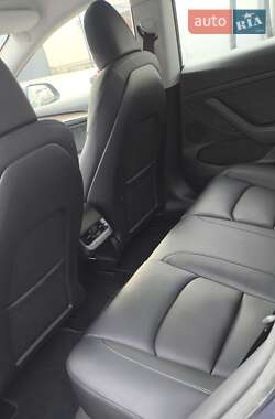 Седан Tesla Model 3 2023 в 
