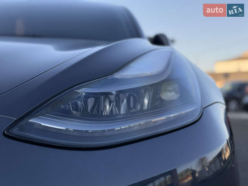 Седан Tesla Model 3 2023 в Ужгороде