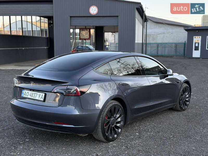 Седан Tesla Model 3 2023 в Ужгороде