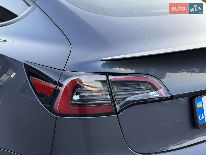 Седан Tesla Model 3 2023 в Ужгороде