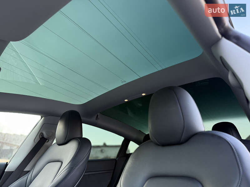 Седан Tesla Model 3 2023 в Ужгороде