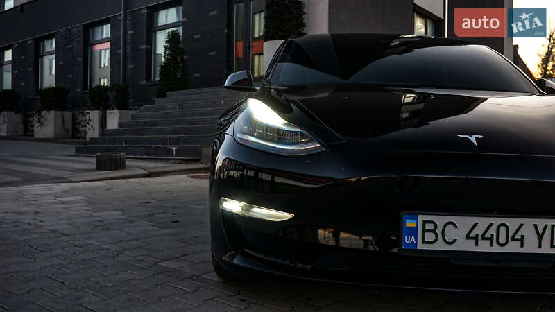 Седан Tesla Model 3 2018 в Львові