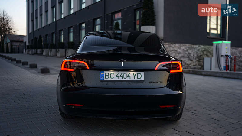 Седан Tesla Model 3 2018 в Львові