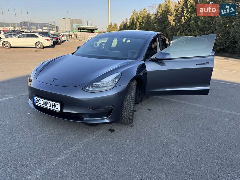 Седан Tesla Model 3 2019 в Львове