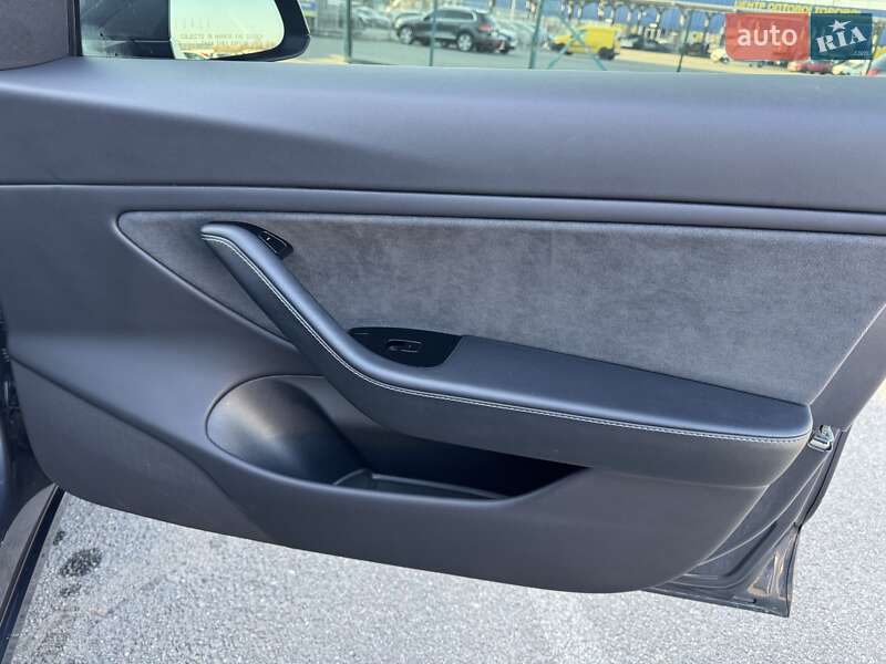 Седан Tesla Model 3 2019 в Львове