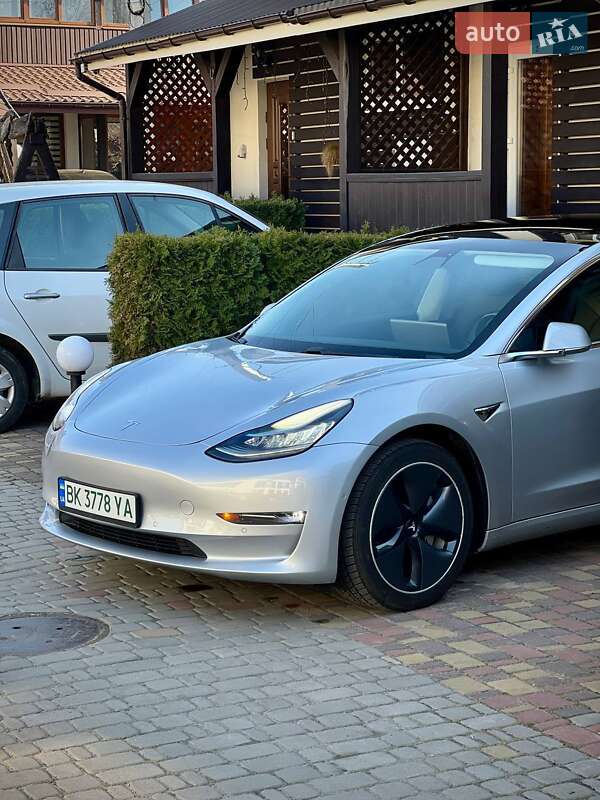 Седан Tesla Model 3 2018 в Рівному