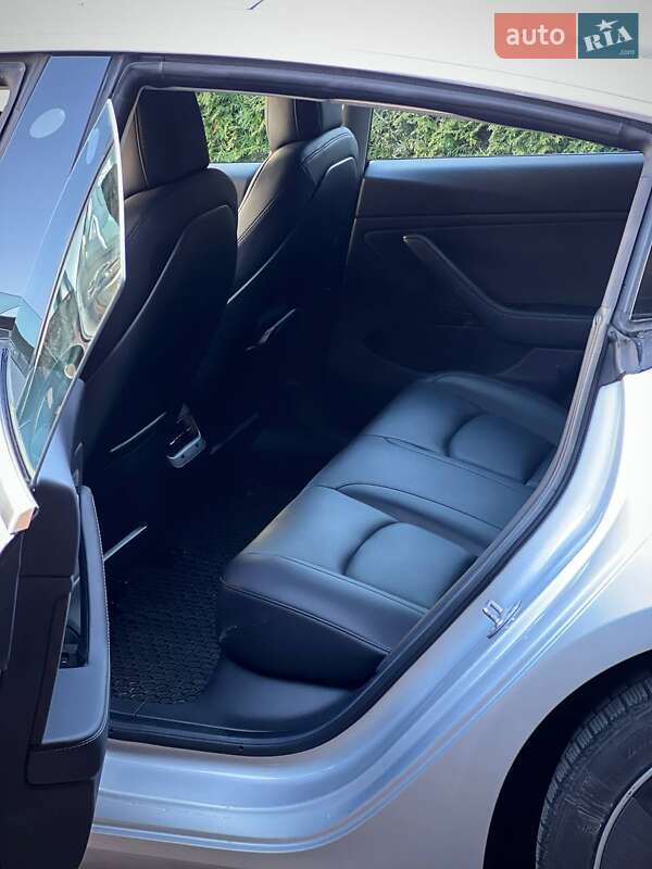 Седан Tesla Model 3 2018 в Рівному