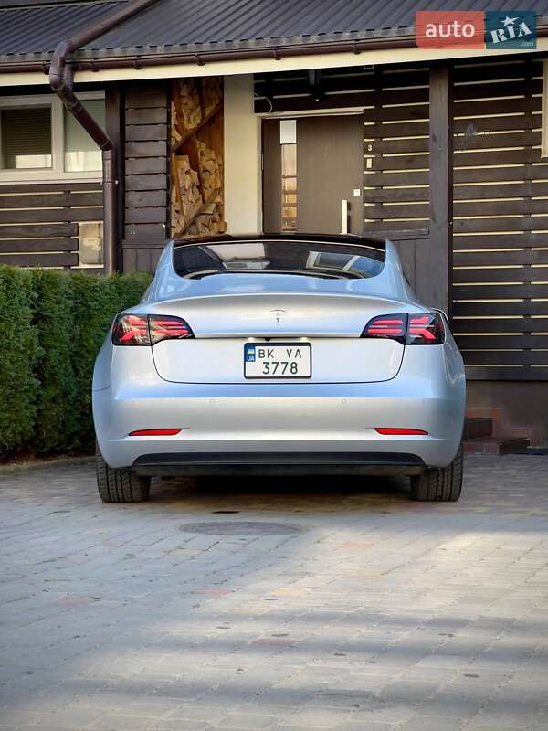 Седан Tesla Model 3 2018 в Рівному