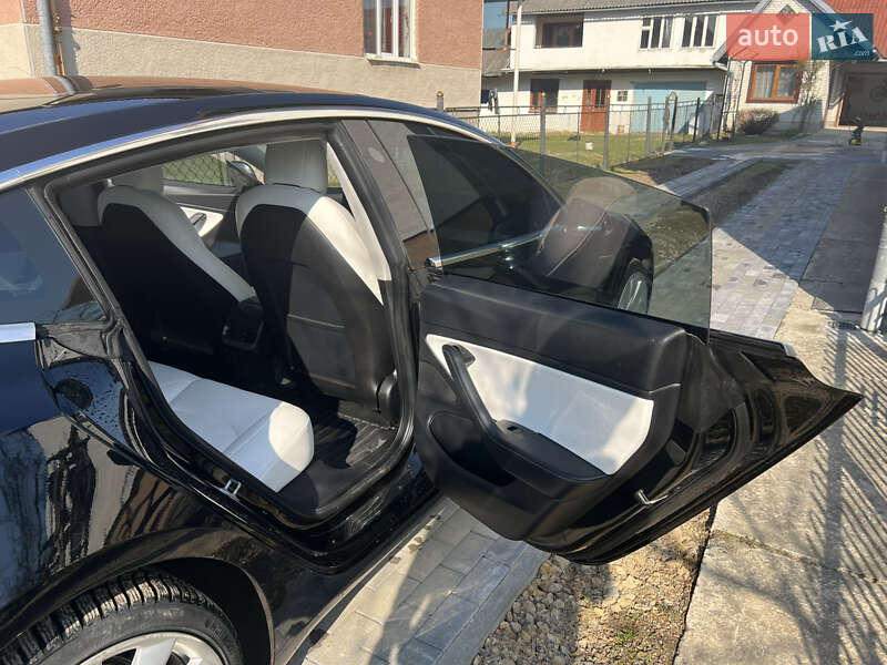 Седан Tesla Model 3 2018 в Долине