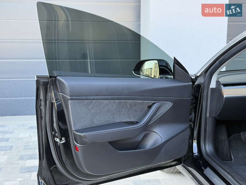 Седан Tesla Model 3 2019 в Ужгороде