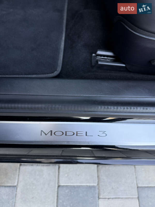 Седан Tesla Model 3 2019 в Ужгороде