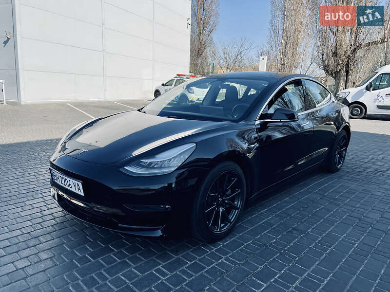 Седан Tesla Model 3 2020 в 
