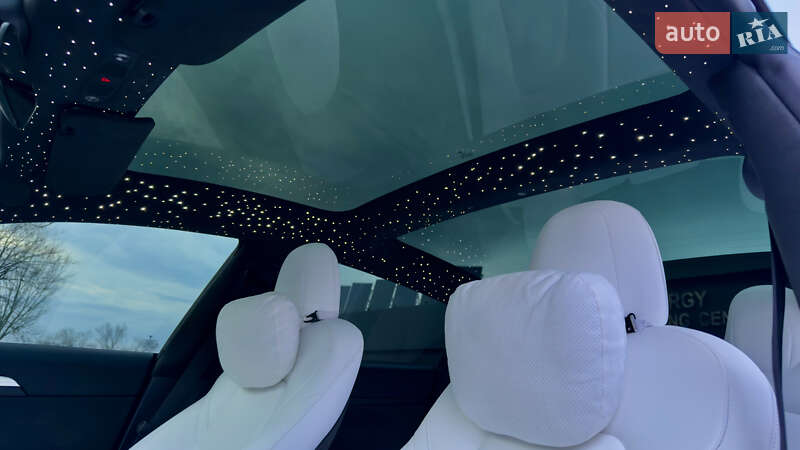 Седан Tesla Model 3 2023 в 