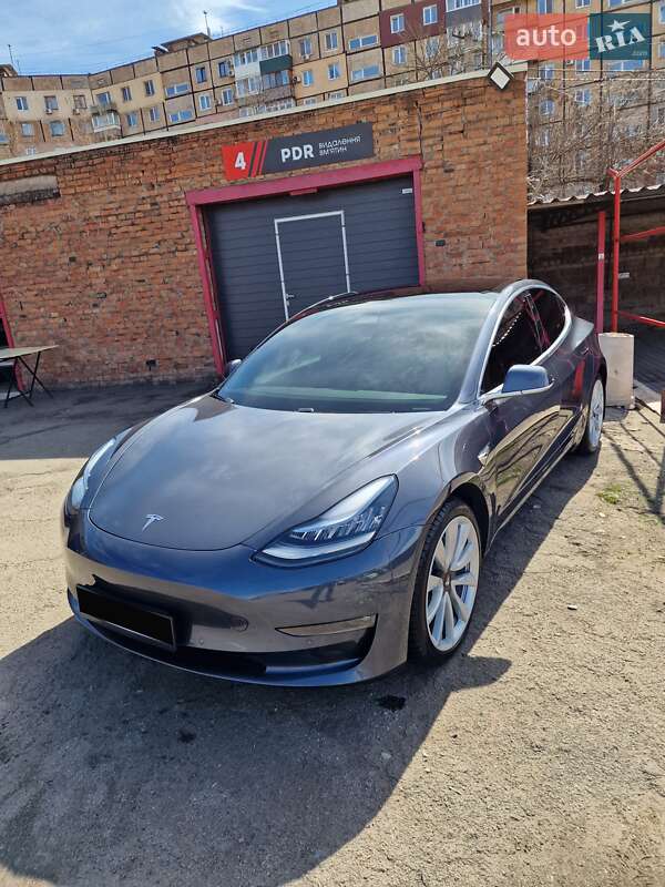 Седан Tesla Model 3 2020 в 