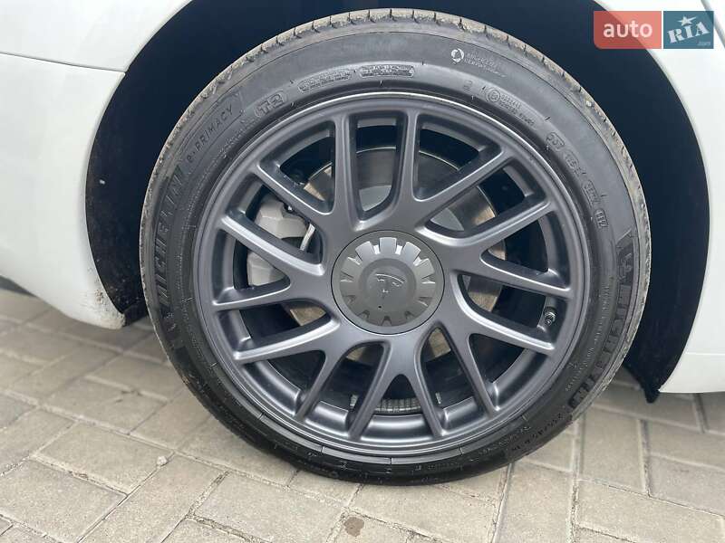 Седан Tesla Model 3 2024 в Киеве