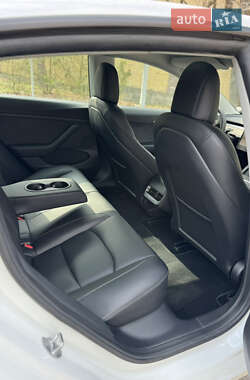 Седан Tesla Model 3 2022 в 