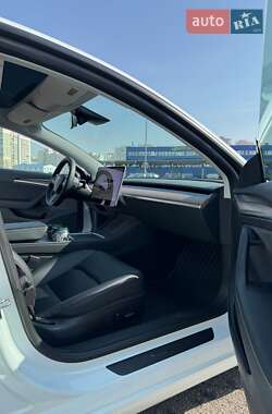 Седан Tesla Model 3 2022 в 