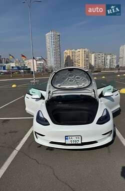 Седан Tesla Model 3 2022 в 