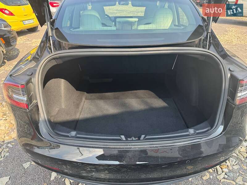 Седан Tesla Model 3 2018 в Самборі