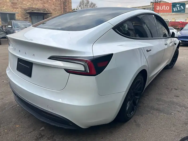 Седан Tesla Model 3 2024 в 