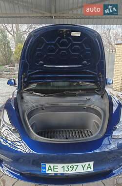 Седан Tesla Model 3 2023 в 