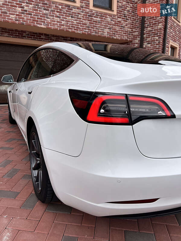 Седан Tesla Model 3 2020 в Черновцах