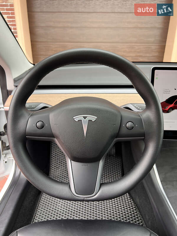 Седан Tesla Model 3 2020 в Черновцах