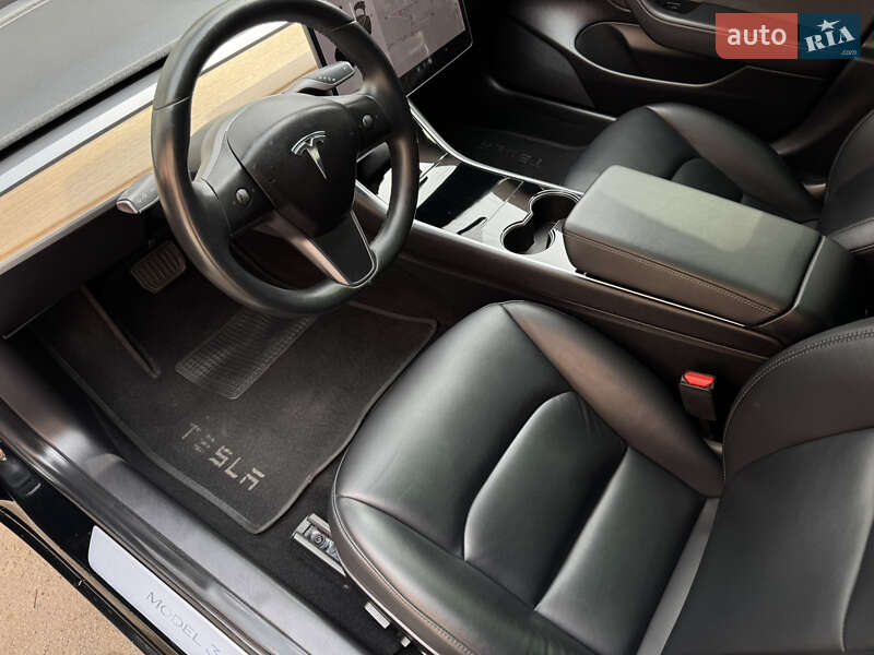 Седан Tesla Model 3 2019 в Киеве