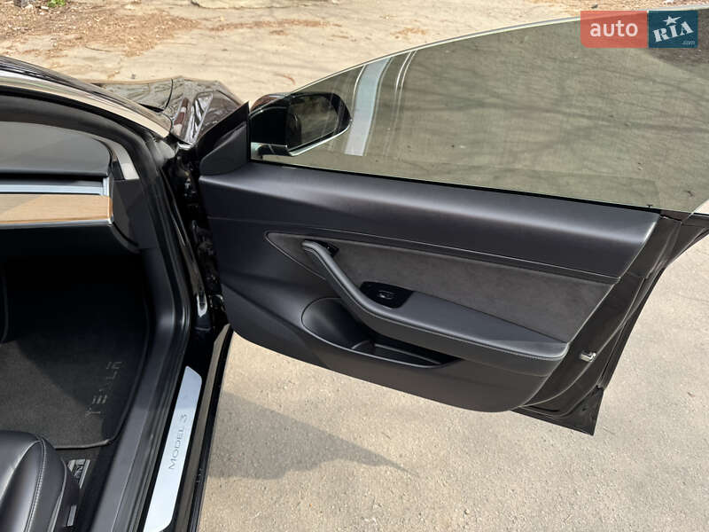 Седан Tesla Model 3 2019 в Киеве